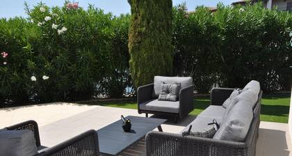 French villa overlooking Marina in a beautiful setting with private pool