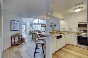 Frigorifero, microonde, piano cottura, lavastoviglie