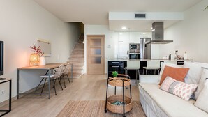 Eine moderne Wohnung mit Essbereich, Küche und Wohnzimmer.