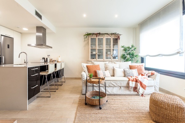 Espacioso, confortable y luminoso salón comedor junto a cocina office