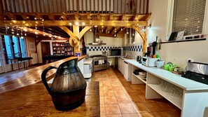 Jääkaappi, mikroaaltouuni, uuni, astianpesukone