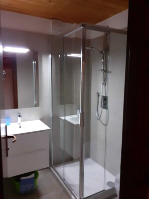 Douche, sèche-cheveux, bidet, papier toilette