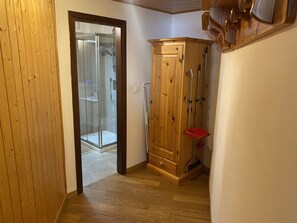 Douche, sèche-cheveux, bidet, papier toilette