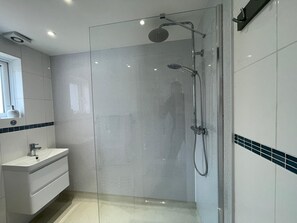 Chuveiro, secador de cabelo, toalhas de banho 