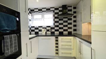 Full-size fridge, microwave, oven, stovetop