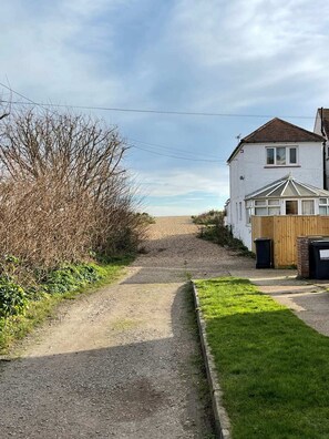 ا لمنطقة المحيطة بالمنشأة