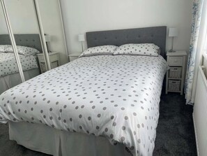 2 bedrooms, desk, iron/ironing board, WiFi