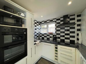 Grand réfrigérateur, micro-ondes, four, plaque de cuisson
