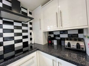 Full-size fridge, microwave, oven, stovetop