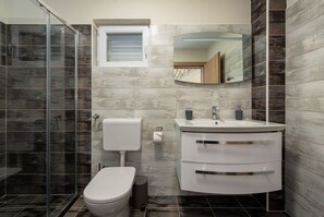 Villa, 4 chambres, piscine privée, vue sur la montagne | Salle de bain | Douche, serviettes fournies