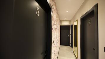 Caja de seguridad en la habitación y tabla de planchar con plancha