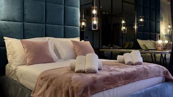 Caja de seguridad en la habitación y tabla de planchar con plancha