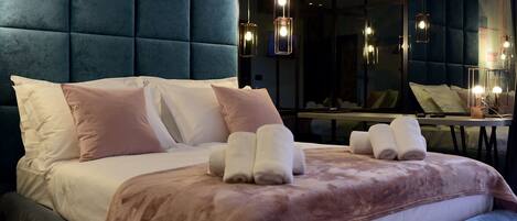 Deluxe Room | In-room safe, iron/ironing board, free WiFi, bed sheets