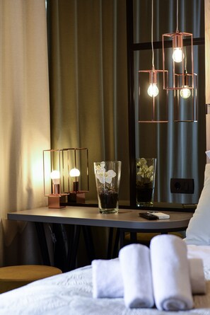 Deluxe-huone | Tallelokero huoneessa, silitysrauta/-lauta, ilmainen Wi-Fi