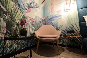 Caja de seguridad en la habitación y tabla de planchar con plancha 