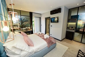Deluxe-huone | Tallelokero huoneessa, silitysrauta/-lauta, ilmainen Wi-Fi