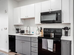 Geladeira, micro-ondas, fogão, cooktop