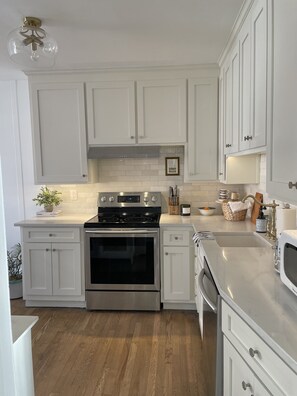 冰箱、微波炉、烤箱、炉灶