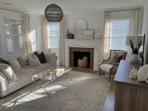 تلفزيون ذكي، كُتُب، مكتب، شاشة كمبيوتر