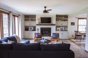 Fernseher, Kamin, Arbeitsbereiche