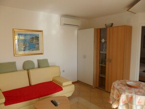 Apartment (A4) | Living room | TV - Zlato - With Pool - SA5 Maslina (Senj)