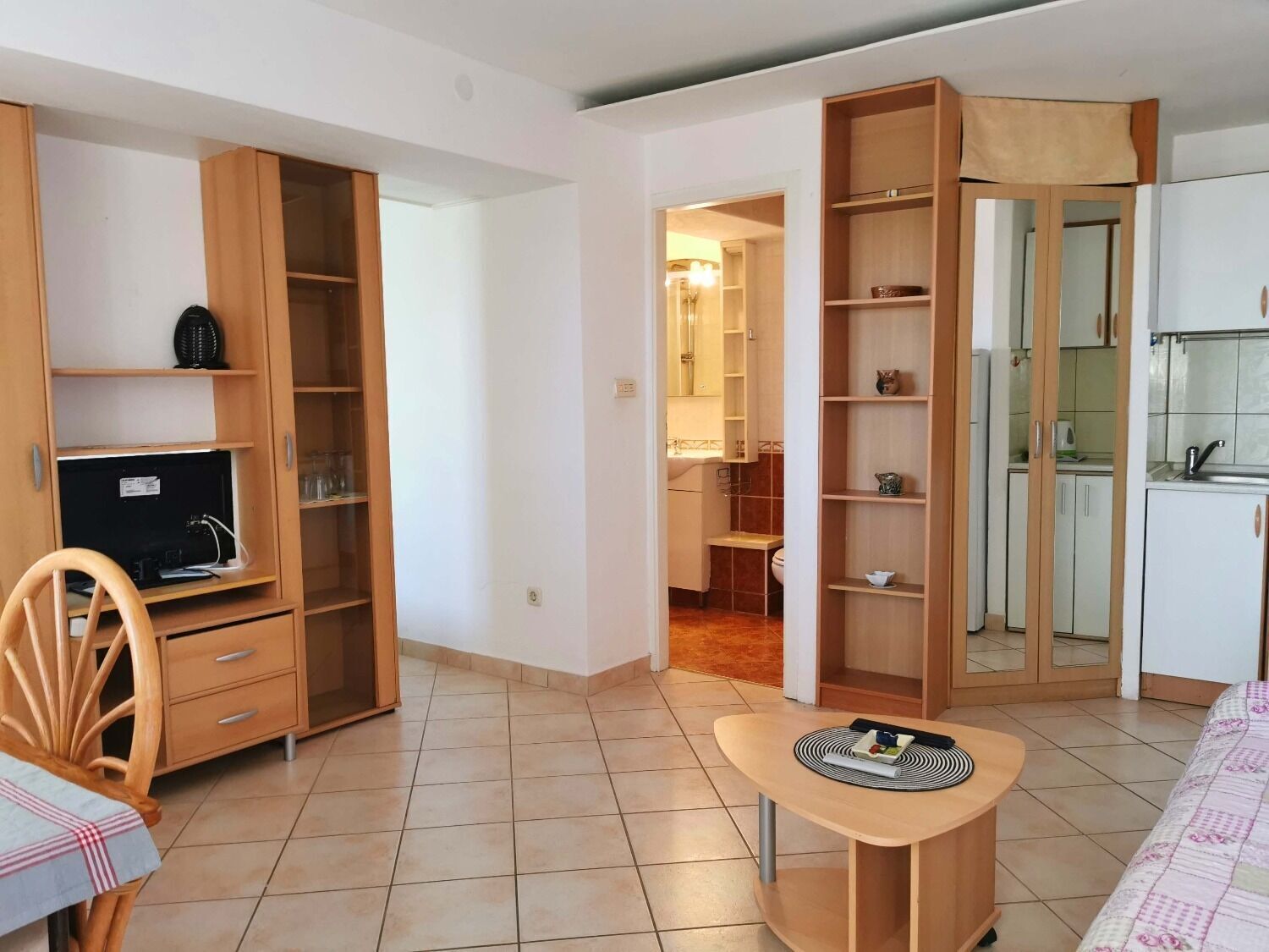 Studio (A1) | Wohnzimmer | Fernseher