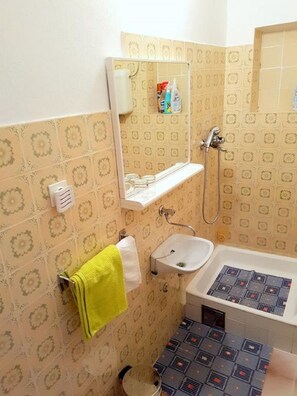 Bathroom - Tonka - 150 m From Beach - SA2 Studio (Jelsa)
