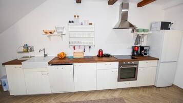 House (Ante - garden terrace - H(8+1)) | Private kitchen | Fridge, dishwasher, coffee/tea maker, cookware/dishes/utensils