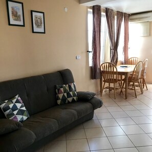 Appartement (Vuzi - 100m from the sea - A3 3A(4+2)) | Woonkamer | Een televisie