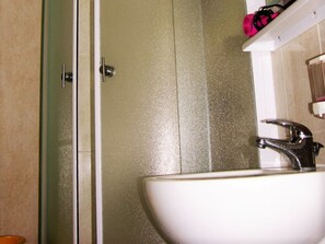 Apartment (Dinka - 40 m from sea - A2(2+1)) | Bathroom | Hair dryer - Dinka - 40 m From sea - A2 (Omisalj)