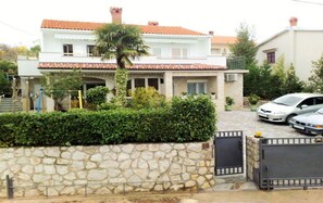 Apartment (Dinka - 40 m from sea - A2(2+1)) | Exterior - Dinka - 40 m From sea - A2 (Omisalj)