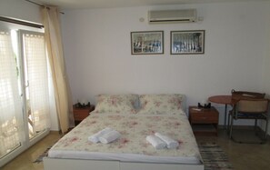 Apartment (Dinka - 40 m from sea - A2(2+1)) | 1 Schlafzimmer, kostenloses WLAN, Bettwäsche