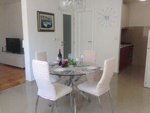 Appartement (Jose - air conditioning - A1(4+1)) | Restauration