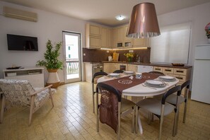 Private kitchen - Zvone - Apartments With Terrace - A2 (Supetar)