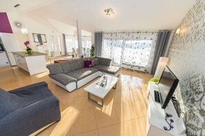 บ้านพัก (Luxury Villa with pool - H(10)) | ห้องนั่งเล่น | ทีวี, เตาผิง