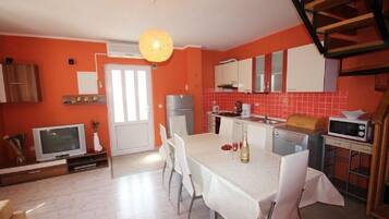 Casa (Kris - quiet and romantic - H(8+2)) | Sala d'estar | Televisor