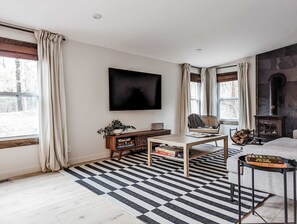 Televisie, een open haard, een stereo en een kantoor