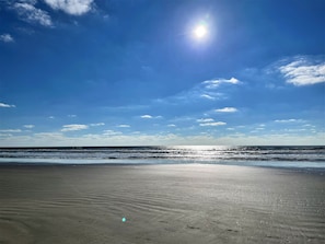 Nær stranden og strandhåndklær