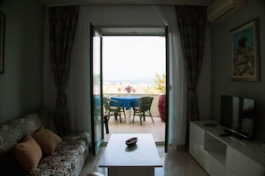 Departamento (Novis - close to the sea - A3 Maria () | Sala de estar | Televisión