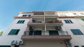 A multi-story building with balconies, air conditioning units, and a clear blue sky. - Snjezanal- in the Center - A1 (Split)