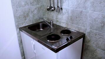 Lejlighed (Nik - 50 M from the sea - A1(2+1)) | Privat køkken | Køleskab, kaffe-/temaskine, spisebord