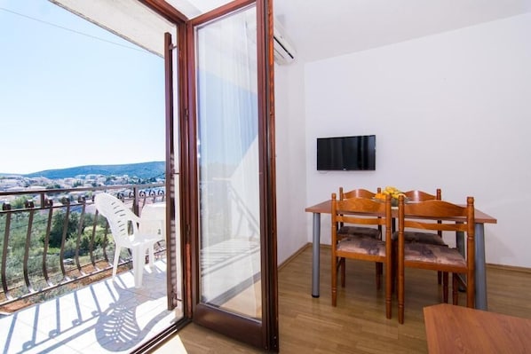 Studio (Mato - with parking - SA1 (2)) | Dining