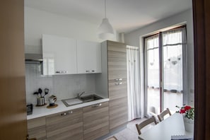 Apartment | Eigene Küche | Großer Kühlschrank, Mikrowelle, Ofen, Herdplatte