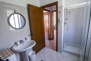 Apartment | Bathroom | Shower, rainfall showerhead, free toiletries, bidet - C'era una volta (Baveno)