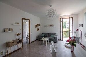 Apartment | Wohnbereich | Flachbildfernseher