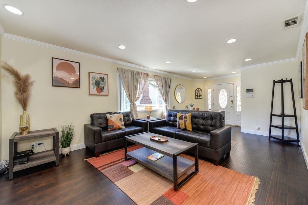 Vibrant Fab 40s Hotel Style Home East Sacramento