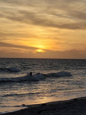 靠近海滩、沙滩毛巾