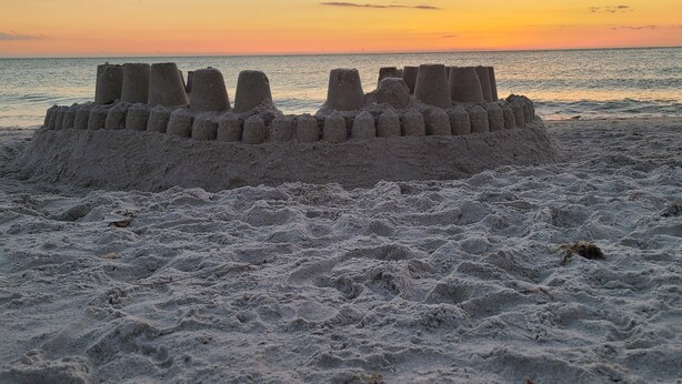A sandcastle on a beach at sunset. - Minutes to gulf beaches, great outdoor space, putting green,perfect getaway  (Englewood)