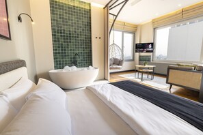 Penthouse Bulan Madu, hot tub, pemandangan laut terbatas | 1 kamar tidur, seprai premium, tempat tidur Tempur-Pendic, dan brankas