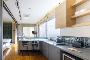 Honeymoon-Penthouse, Whirlpool, eingeschränkter Meerblick | Eigene Küche | Mini-Kühlschrank, Mikrowelle, Herdplatte, Geschirrspüler